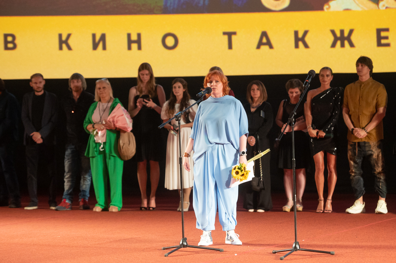 Алена Чехова, вдова Бориса Грачевского и Сергей Филин на премьере фильма с Лизой Арзамасовой