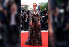 Фото - 61-летняя Джулианна Мур в прозрачном платье появилась на открытии Венецианского кинофестиваля