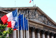 Фото - Мэры ряда городов Франции отказались приспускать флаги в память о Елизавете II
