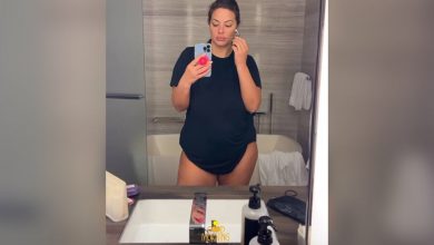 Фото - Модель plus-size Эшли Грэм снялась в нижнем белье в ванной