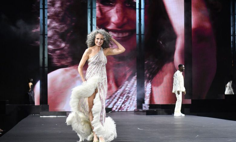 Фото - 64-летняя Энди Макдауэлл приняла участие в показе L’Oréal в Париже