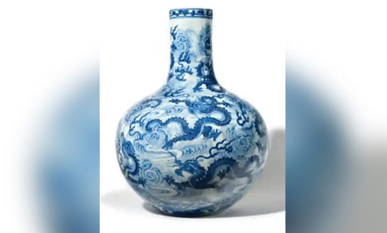 Фото - Обычная китайская ваза ушла с аукциона во Франции за 7,7 млн евро после торгов