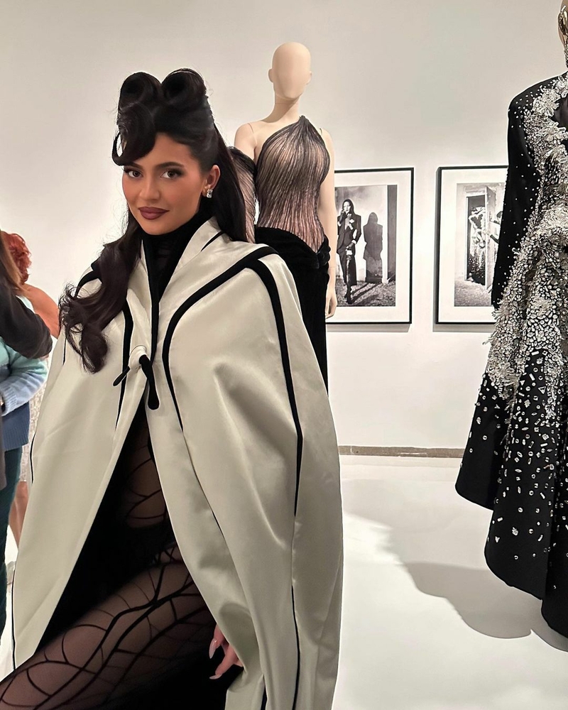 Кайли Дженнер в винтажной тиаре на открытии выставки Mugler Couturissime в Нью-Йорке