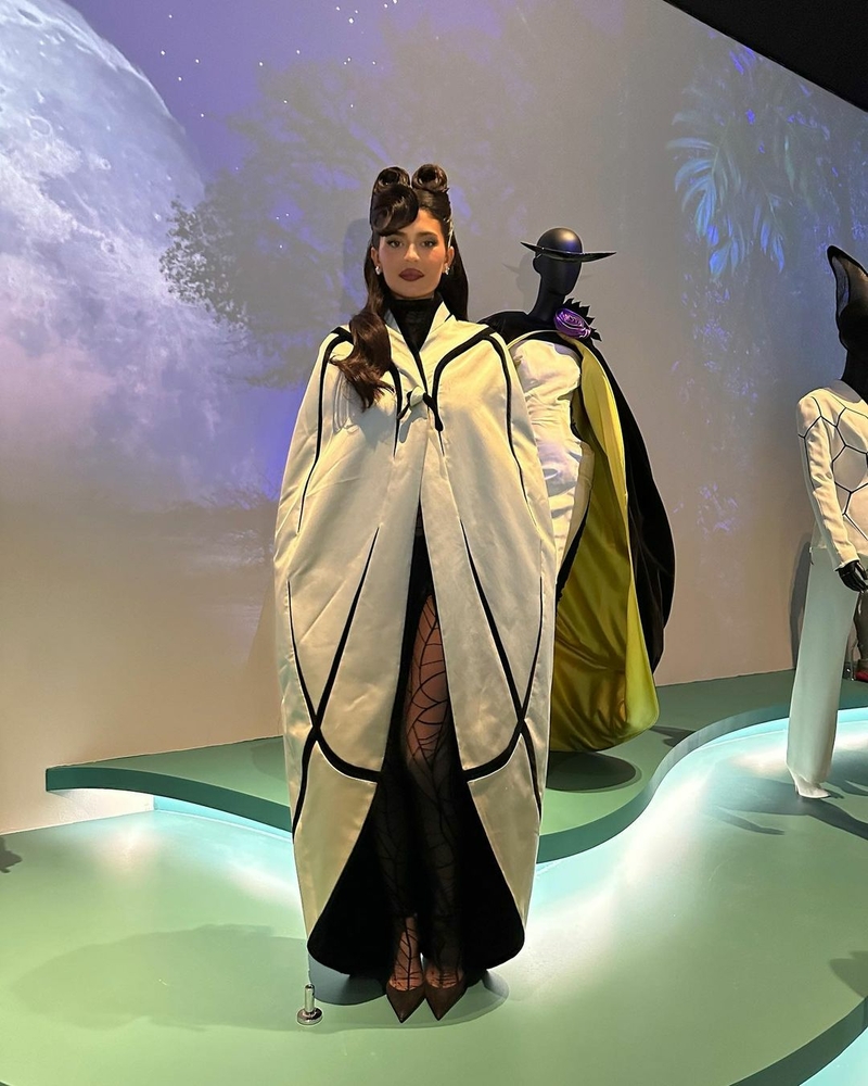 Кайли Дженнер в винтажной тиаре на открытии выставки Mugler Couturissime в Нью-Йорке
